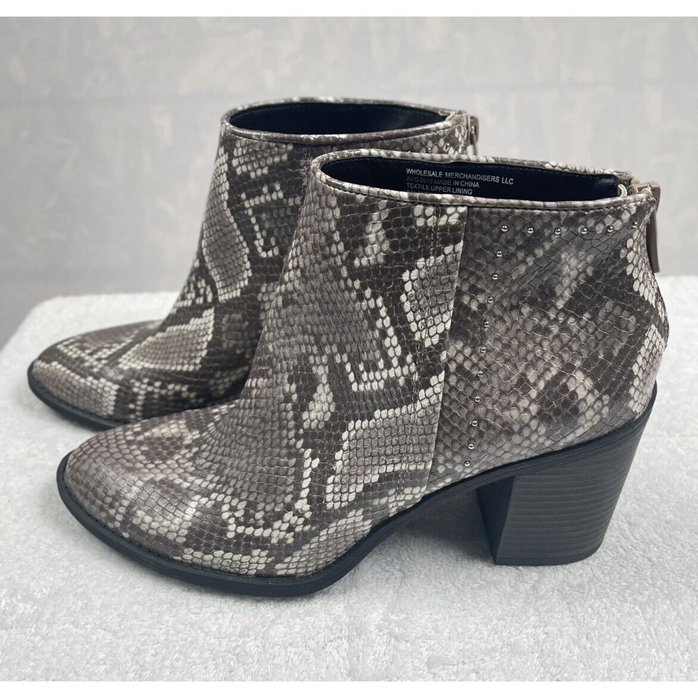 Massini Woman's Heeled Ankle Boots Size 7.5 Snakeskin Print Faux Leather Zip